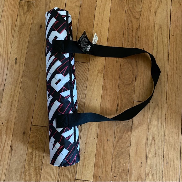 NEW PACKABLE BLANKET FOR BEACH OF PICNIC BY PINK - Picture 3 of 5